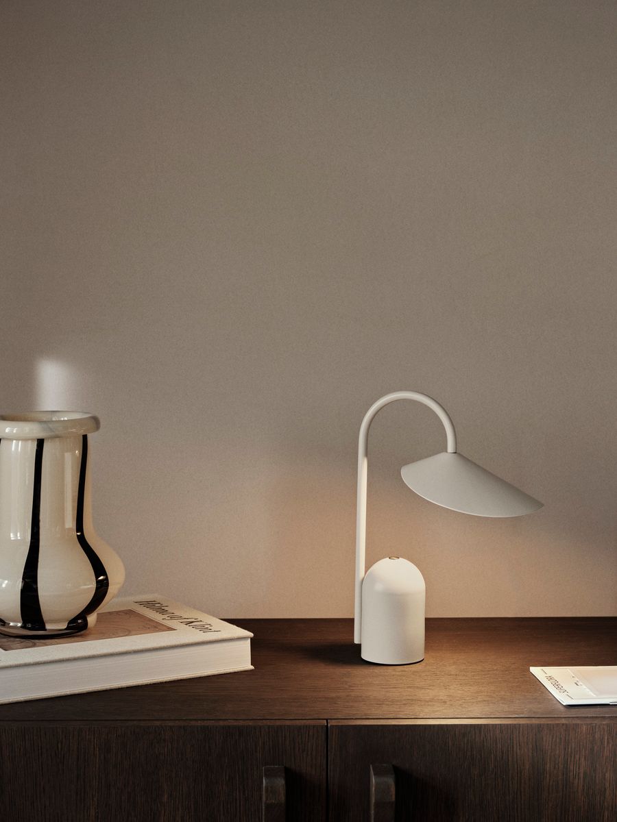 Ferm Living Arum Oppladbar Bordlampe, Cashmere