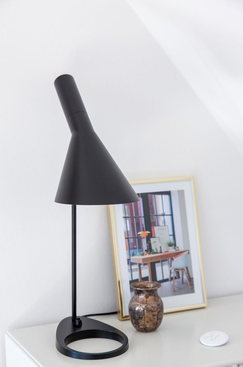 Louis Poulsen AJ Bordlampe, Sort